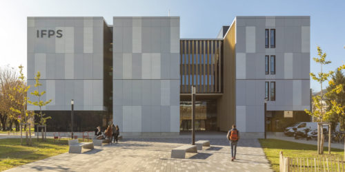 E140157 bâtiment de l'IFPS s'étend sur plus de 10 000 m2. : Grenoble-Alpes