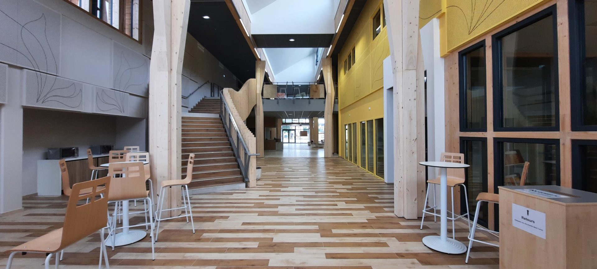 Hall central traversant et apport de lumière par 2 grands sheds <br/> Crédit photo : Patrice Micheau Atelier M architectes