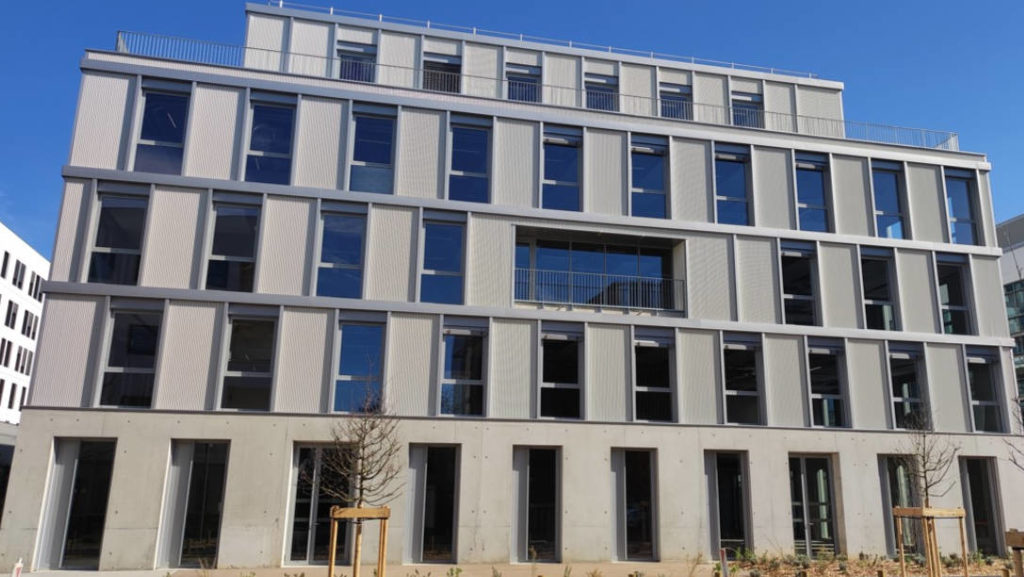 E200462 Immeuble de bureaux QUANTA à Lyon 8ème (69) dim OK