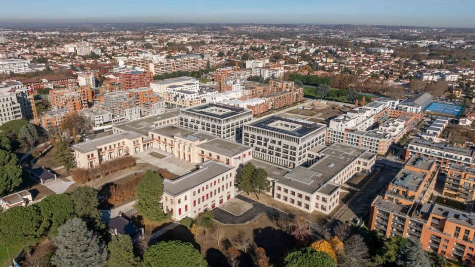 E200600 Cité administrative Etat Toulouse 'Lemaresquier' à Toulouse (31). dim OK